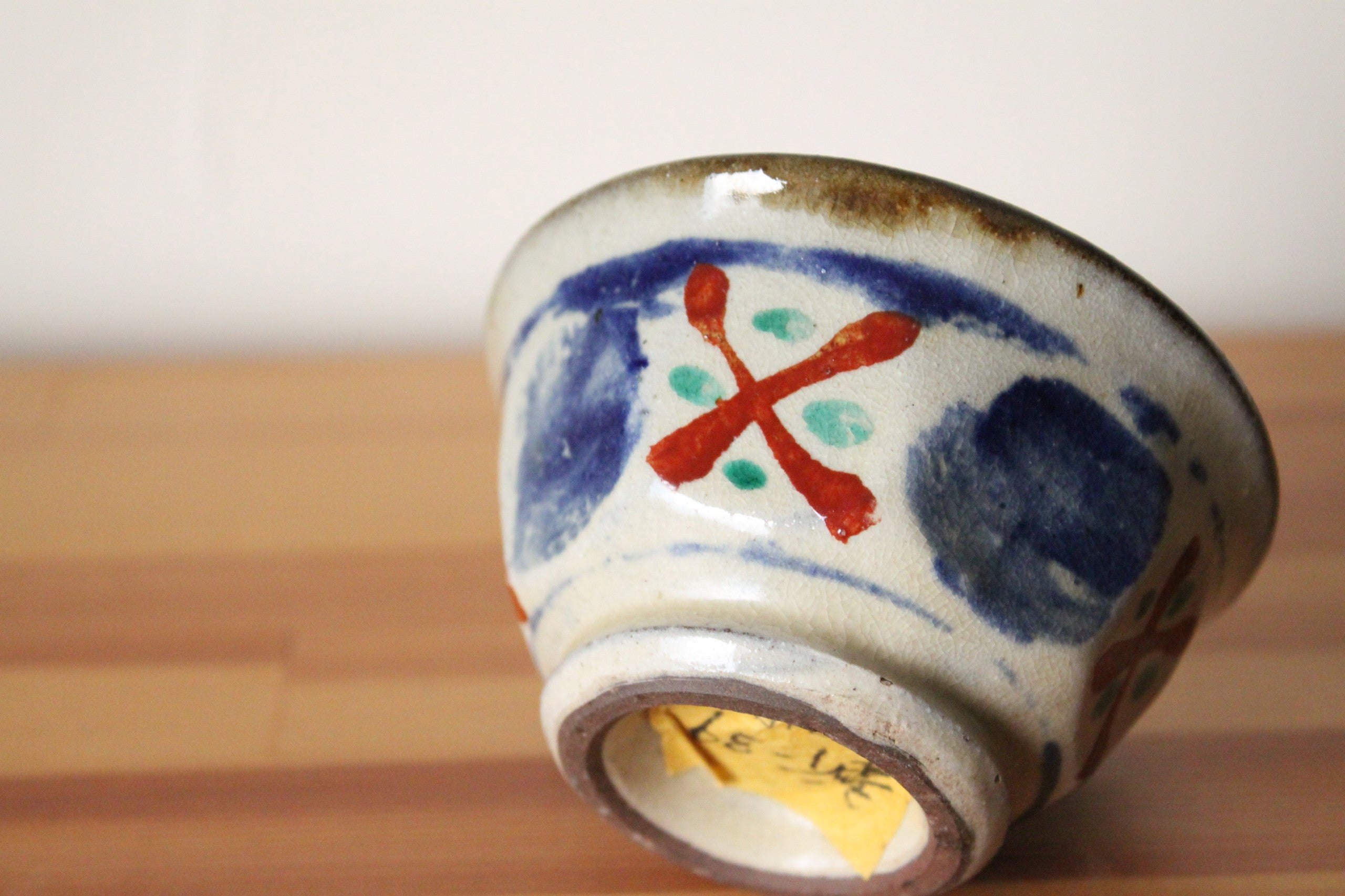 壺屋焼　赤絵茶碗　新垣栄三郎　壺屋三人男 C-023 壺屋焼 新垣栄三郎 赤絵面取小碗 | キッチンakura