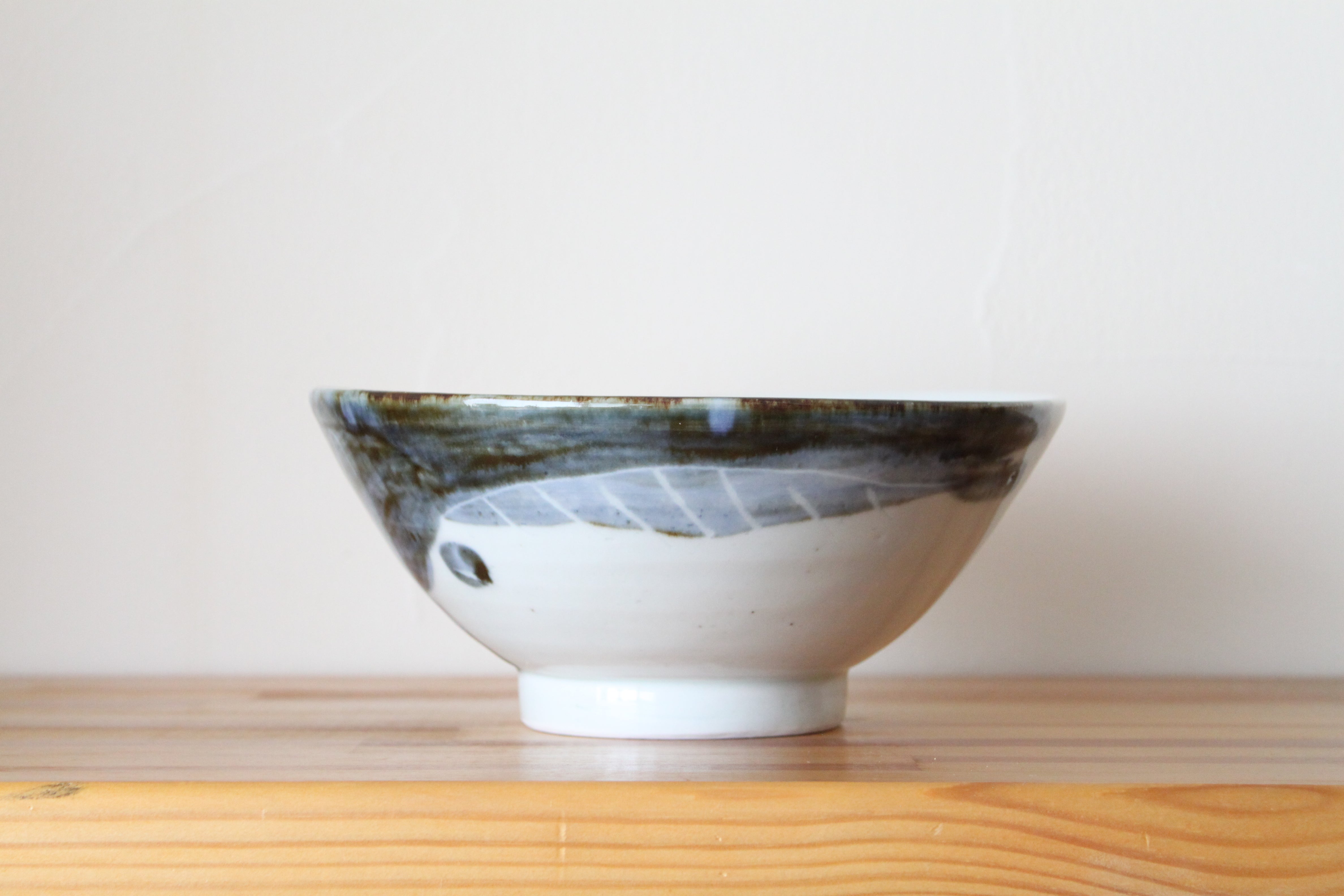 池本 忠義　呉須魚文鉢 C-016 砥部焼 池本窯 池本忠義 6寸丼鉢（鯰） | キッチンakura