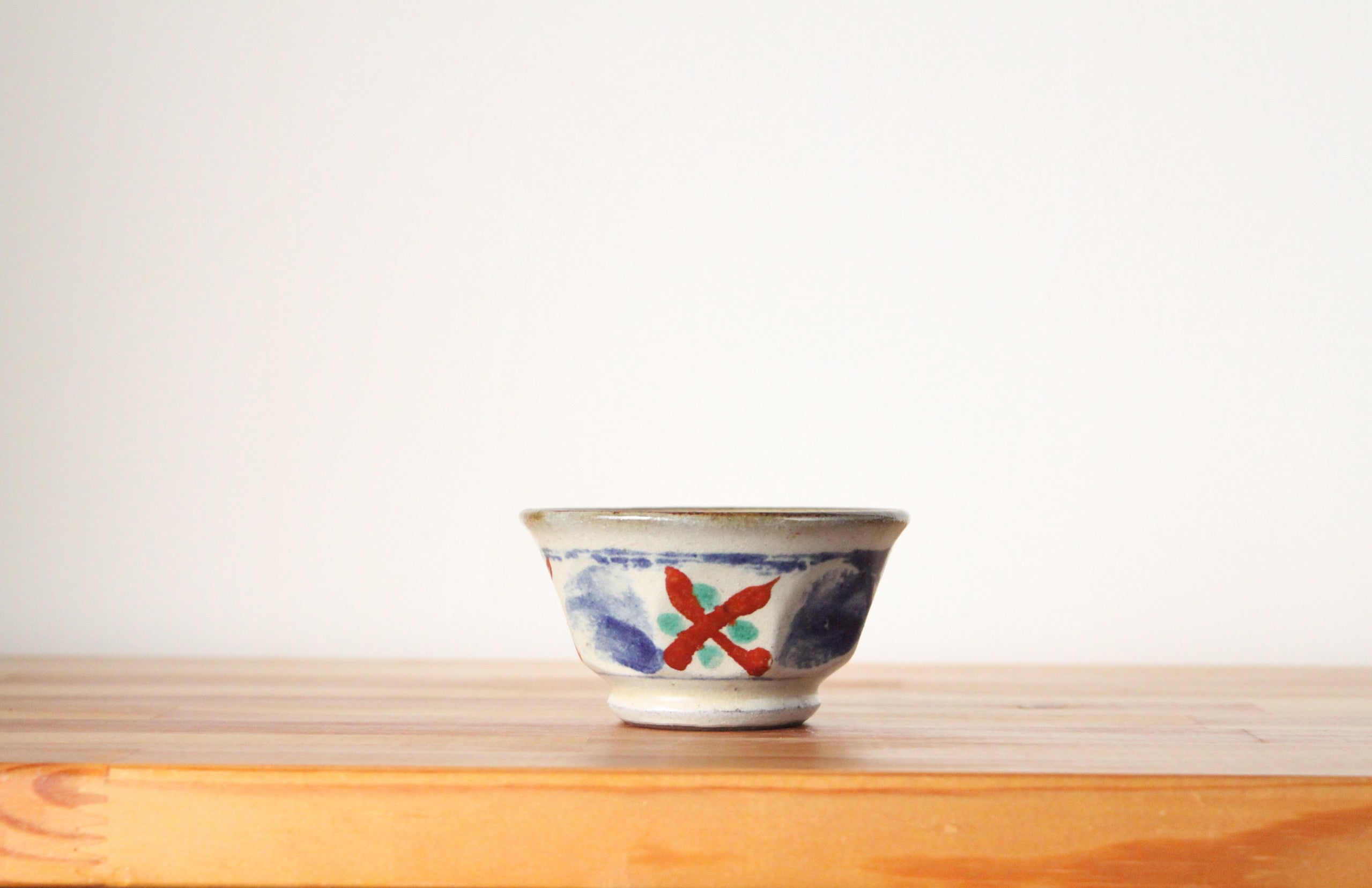 壺屋焼新垣栄三郎抹茶茶碗 C-023 壺屋焼 新垣栄三郎 赤絵面取小碗 | キッチンakura