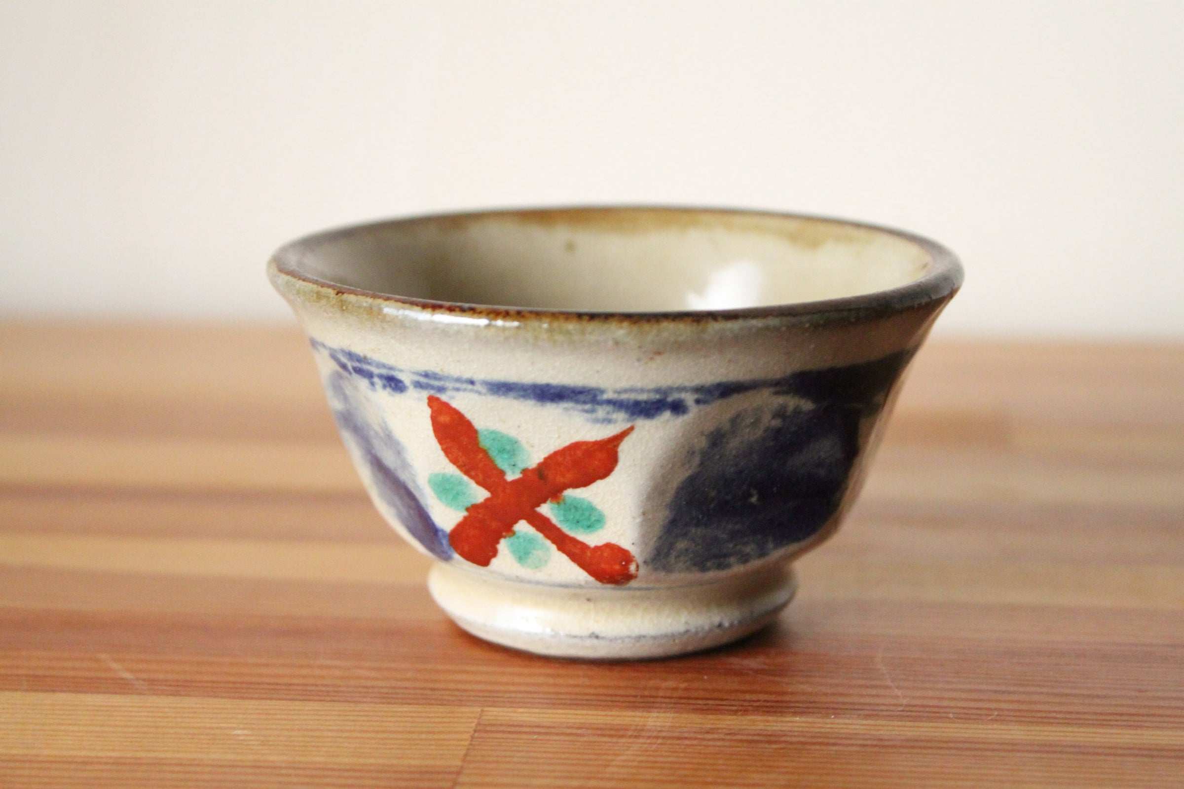 壺屋焼新垣栄三郎抹茶茶碗 C-023 壺屋焼 新垣栄三郎 赤絵面取小碗 | キッチンakura